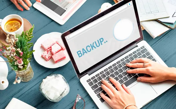 Profissional realizando backup em Storage NAS