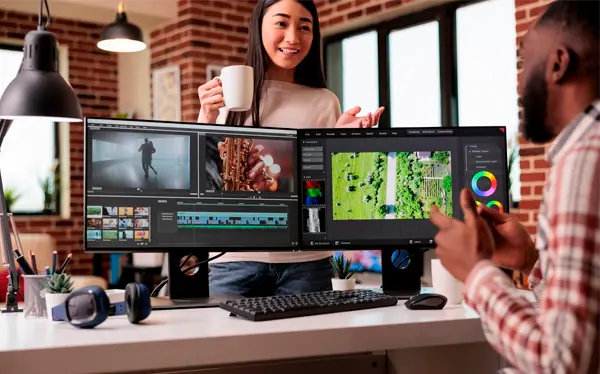 Equipe utilizando NAS para edição de vídeo